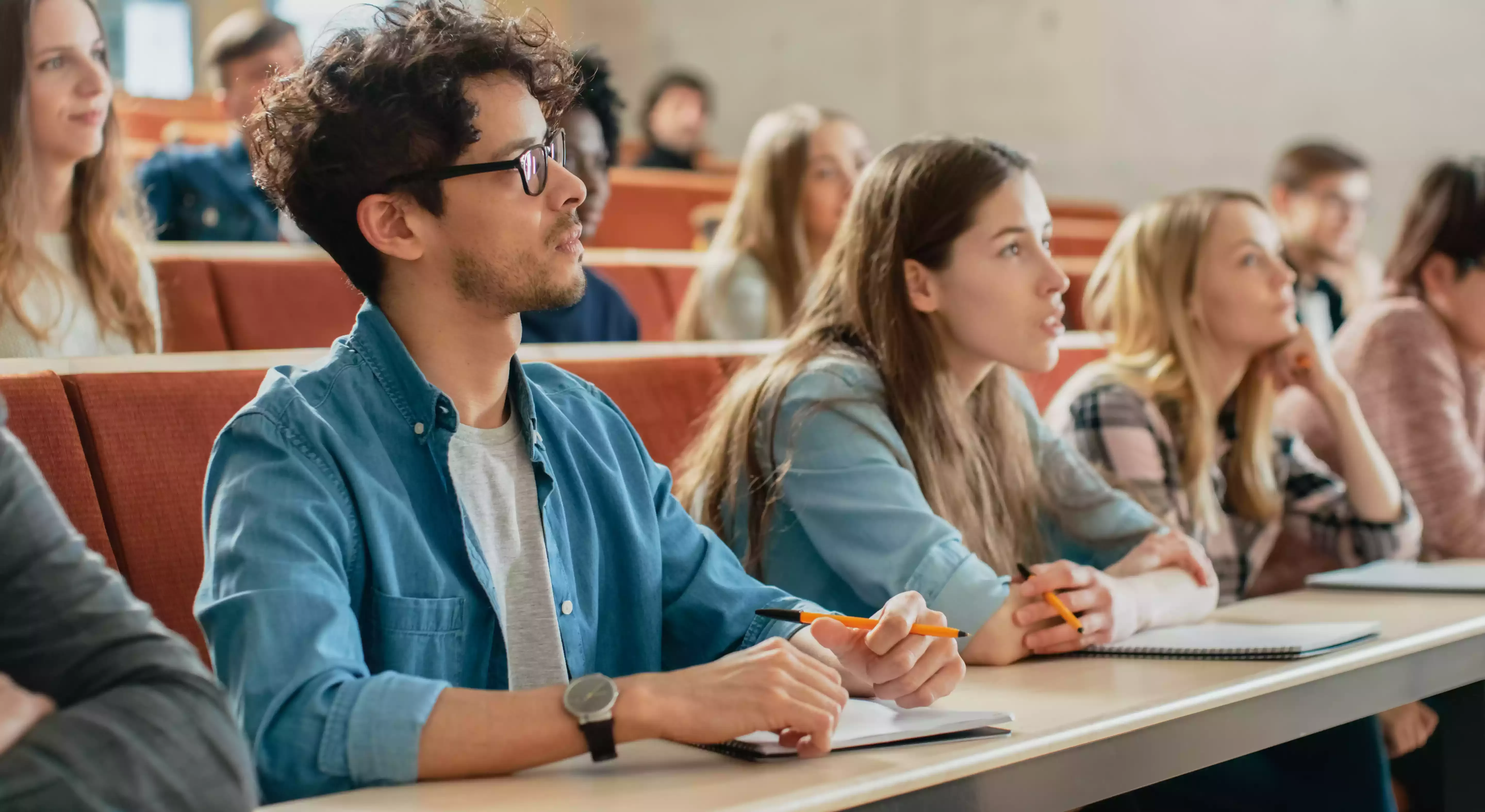 People studying. Студенты в аудитории. Лекция в вузе. Студенты на лекции. Учеба в вузе.