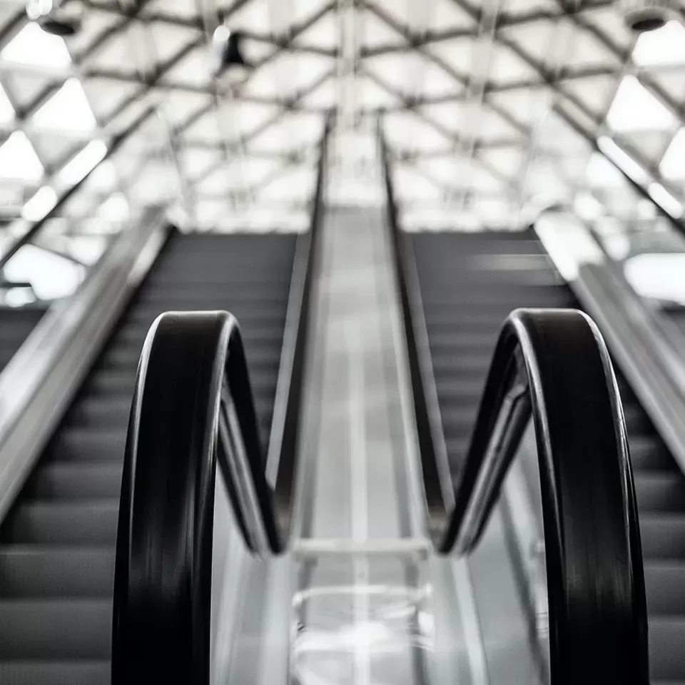 Black and white photo of escalator