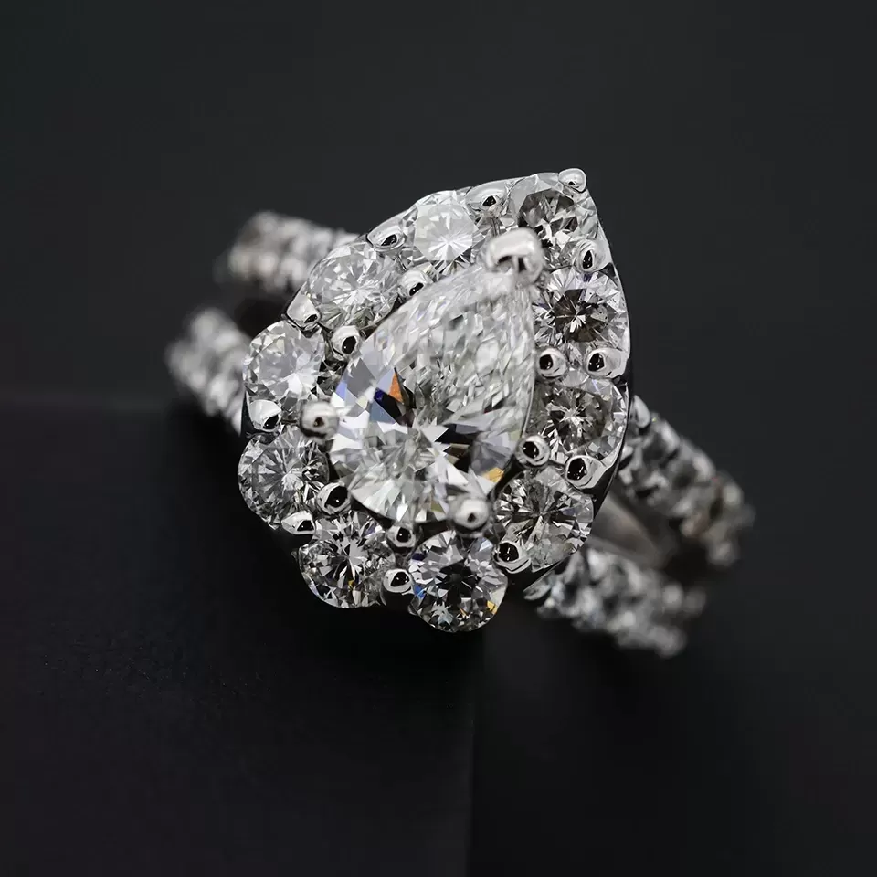 Close of De Beers ring