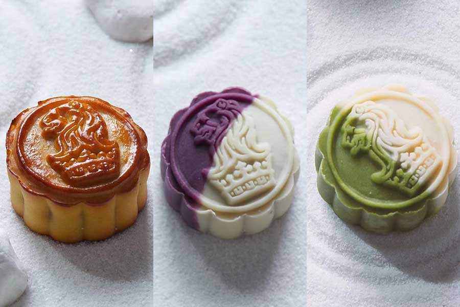 The Ritz-Carlton on X: Mooncakes are often eaten during the Mid-Autumn  Festival. The baked goodies' round shape symbolizes family togetherness,  reunion, and prosperity. This year, our mooncakes will be presented in a