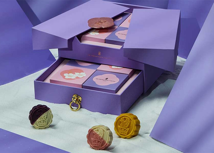 The Ritz-Carlton on X: Mooncakes are often eaten during the Mid-Autumn  Festival. The baked goodies' round shape symbolizes family togetherness,  reunion, and prosperity. This year, our mooncakes will be presented in a