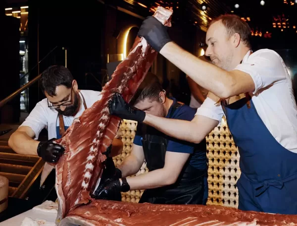 The trend: live tuna carving in London