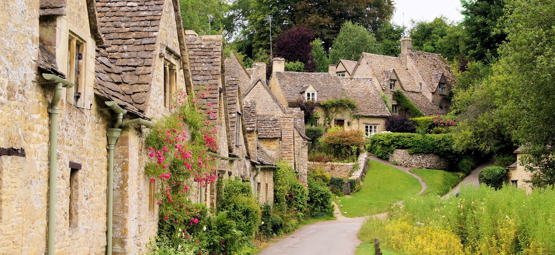 Cotswold Read Cottages Road Flowers England